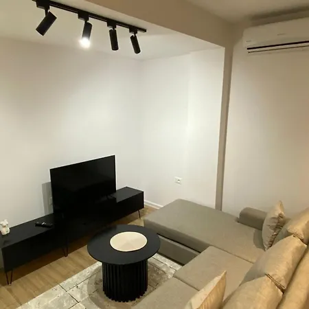 Tirana Stay Suites * טיראנה